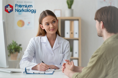 Доктор проводит консультацию